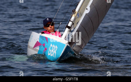 Helena Lucas, il marinaio britannico del 2.4, si è fatto strada per vincere entrambe le sue corse durante la gara Paralimpica di oggi presso la sede della vela di Weymouth e Portland. Foto Stock