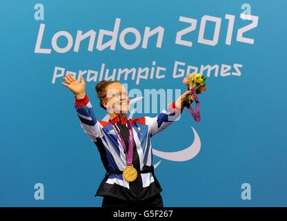 L'inglese Eleanor Simmonds sul podio con la sua medaglia d'oro dopo la vittoria nella finale femminile di 200m Ind. Medley - SM6 presso l'Aquatics Center all'Olympic Park di Londra. Foto Stock