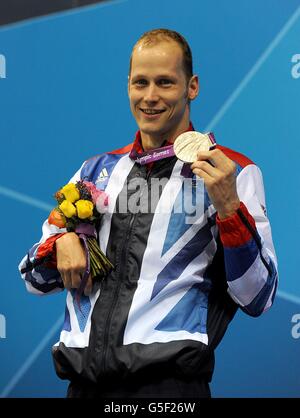 Il Gran Bretagna Sascha Kindred sul podio con la sua medaglia d'argento dopo la finale maschile di 200m Ind. Medley - SM6 al Centro Aquatics all'Olympic Park di Londra. Foto Stock