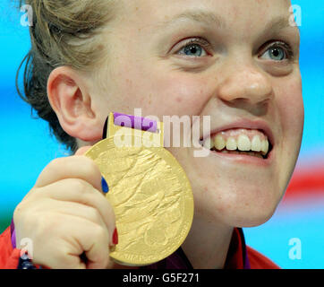 Eleanor Simmonds della Gran Bretagna festeggia con la sua medaglia d'oro dopo aver vinto la Women's 200m IM - SM6 al Aquatics Center di Londra. Foto Stock