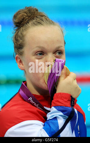 Eleanor Simmonds della Gran Bretagna festeggia con la sua medaglia d'oro dopo aver vinto la Women's 200m IM - SM6 al Aquatics Center di Londra. Foto Stock