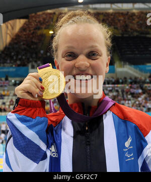 Eleanor Simmonds della Gran Bretagna festeggia con la sua medaglia d'oro dopo aver vinto la Women's 200m IM - SM6 al Aquatics Center di Londra. Foto Stock