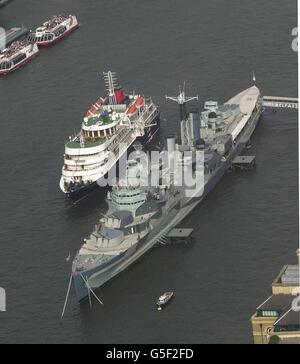 La nave da crociera Hebridan Spirit, mentre ormora accanto all'HMS Belfast, dopo aver attraversato il Tower Bridge, durante il suo tour delle Isole Britanniche. La lussuosa nave da crociera di 90 metri che trasporta 78 passeggeri e un equipaggio di 70 persone sarà ufficialmente nominata dalla Principessa Royal. * a Lieth Nr. Edimburgo. Foto Stock