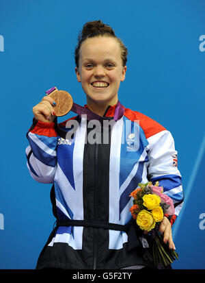 La Gran Bretagna Eleanor Simmonds sul podio con la sua medaglia di bronzo per la finale femminile di 50m Freestyle - S6 presso l'Aquatics Center nel Parco Olimpico di Londra. Foto Stock