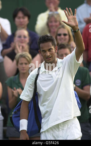 NESSUN USO COMMERCIALE: Arvind Parmar della Gran Bretagna celebra il battimento di Andre SA del Brasile durante la prima partita dei Campionati di tennis al prato a Wimbledon, Londra. Foto Stock