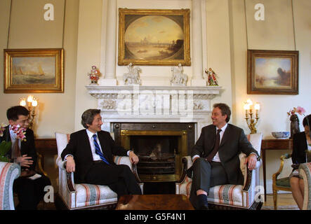 Primo ministro Tony Blair (R) con il primo ministro giapponese Junichiro Koizumi all'interno del numero 10 Downing Street, a Londra. I primi ministri Blair e Koizumi, riuniti per la prima volta, discutevano di questioni economiche. * ...including l'accordo di Kyoto. Foto Stock