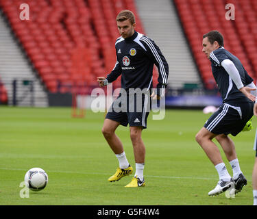 Calcio - Coppa del mondo FIFA 2014 Qualifier - Europa Gruppo A - Scozia / Serbia - Hampden Park. James Morrison in Scozia durante l'allenamento all'Hampden Park Stadium Foto Stock