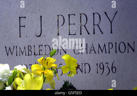 NESSUN USO COMMERCIALE: La statua di Fred Perry, l'ultimo britannico a vincere la finale degli uomini a Wimbledon, nel 1936 si affaccia sul Wimbledon Grounds la mattina del Mens semi finale partita tra Tim Henman e Goran Ivanisevic nel 2001. * Campionati di tennis di prato a Wimbledon a Londra. Foto Stock