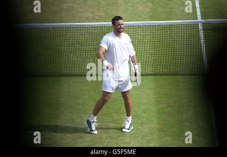 NESSUN USO COMMERCIALE: Il Pat Rafter dell'Australia festeggia il battimento di Andre Agassi degli Stati Uniti nella loro partita semifinale maschile ai Campionati di tennis al prato 2001 a Wimbledon, Londra. Rafter ha vinto 2-6, 6-3, 3-6, 6-2, 8-6. Foto Stock