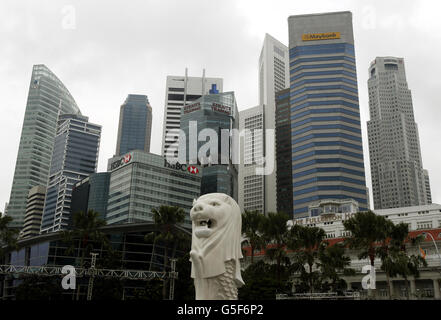 Una vista generale dello skyline di Singapore prima dell'arrivo del Duca e della Duchessa di Cambridge che arriveranno oggi a Singapore prima di un tour di nove giorni dell'Estremo Oriente e del Sud Pacifico in onore del Giubileo dei Diamanti della Regina. Foto Stock