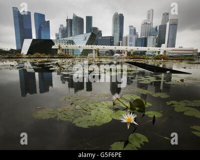 Una vista generale dello skyline di Singapore prima dell'arrivo del Duca e della Duchessa di Cambridge che arriveranno oggi a Singapore prima di un tour di nove giorni dell'Estremo Oriente e del Sud Pacifico in onore del Giubileo dei Diamanti della Regina. Foto Stock