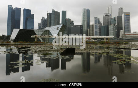 Una vista generale dello skyline di Singapore prima dell'arrivo del Duca e della Duchessa di Cambridge che arriveranno oggi a Singapore prima di un tour di nove giorni dell'Estremo Oriente e del Sud Pacifico in onore del Giubileo dei Diamanti della Regina. Foto Stock