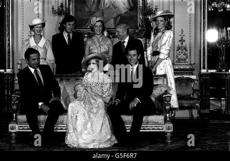 Il Principe e la Principessa di Galles (seduta a destra e seconda a destra) con il figlio Principe William, dopo il suo battesimo a Buckingham Palace, a Londra. * con i padrini ex-re Costantino di Grecia (seduto) e (in piedi, da sinistra a destra): Principessa Alexandra, Lord Romsey, Lady Susan Hussey, Sir Laurens Van Der Post e la duchessa di Westminster. Foto Stock