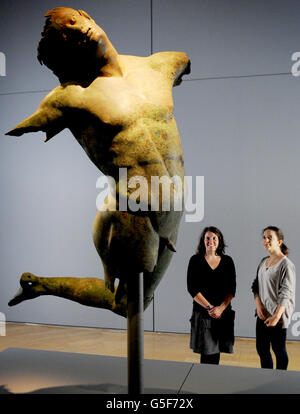 'Il Satiro Danzante', un bronzo del IV secolo scoperto al largo della costa siciliana dai pescatori nel 1998, va in mostra alla Royal Academy of Arts di Londra oggi come parte della loro mostra 'Bronzo' che presenta oltre 150 bronzi provenienti da Asia, Africa ed Europa. Foto Stock