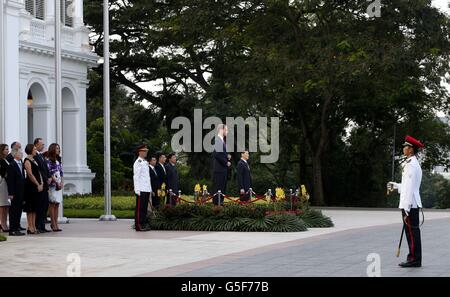 Il Duca e la Duchessa di Cambridge durante una visita all'Istana, Singapore, il giorno uno di un tour di nove giorni dell'Estremo Oriente e del Sud Pacifico in onore del Giubileo dei Diamanti della Regina. Foto Stock