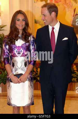 Il Duca e la Duchessa di Cambridge durante una visita all'Istana di Singapore, il giorno uno di un tour di nove giorni dell'Estremo Oriente e del Sud Pacifico in onore del Giubileo dei Diamanti della Regina. Foto Stock