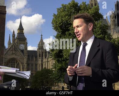 Il cancelliere ombra Michael Portillo al di fuori della Camera dei Comuni nel centro di Londra, dopo aver vinto il primo scrutinio tra i parlamentari per la leadership Tory . *... L'ex presidente del partito Michael Ancram è stato eliminato dal turno successivo dopo essere venuto ultimo. Portillo ha votato 50 voti. Foto Stock