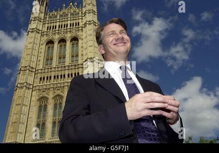 Il cancelliere ombra Michael Portillo fuori dalla Camera dei Comuni nel centro di Londra, dopo aver vinto il primo scrutinio tra i parlamentari per la leadership Tory. *... L'ex presidente del partito Michael Ancram è stato eliminato dal turno successivo dopo essere venuto ultimo. Portillo ha votato 50 voti. 07/11/03: Deputato conservatore Michael Portillo fuori dalla Camera dei Comuni. Il deputato Michael Portillo ha annunciato che lascerà la Camera dei Comuni alle prossime elezioni generali. Foto Stock