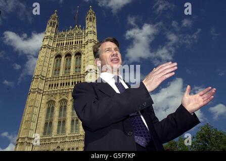 Il cancelliere ombra Michael Portillo al di fuori della Camera dei Comuni nel centro di Londra, dopo aver vinto il primo scrutinio tra i parlamentari per la leadership Tory . *... L'ex presidente del partito Michael Ancram è stato eliminato dal turno successivo dopo essere venuto ultimo. Portillo ha votato 50 voti. Foto Stock