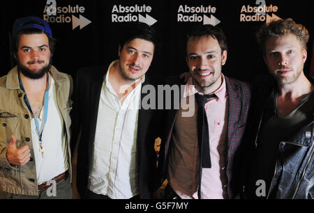 (Da sinistra a destra) Winston Marshall, Marcus Mumford, ben Lovett e Ted Dwane di Mumford e Sons durante una sessione di Q & A con gli ascoltatori Absolute radio e il presentatore Geoff Lloyd presso gli studi Absolute radio nel centro di Londra. Foto Stock