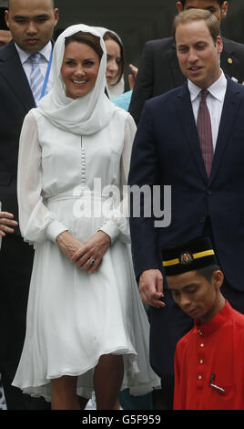 Il Duca e la Duchessa di Cambridge visitano la Moschea Assyakirin a Kuala Lumpur, come parte di un tour di nove giorni dell'Estremo Oriente e del Pacifico meridionale, in onore del Giubileo dei Diamanti della Regina. Foto Stock