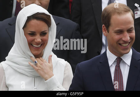 Il Duca e la Duchessa di Cambridge visitano la Moschea Assyakirin a Kuala Lumpur, come parte di un tour di nove giorni dell'Estremo Oriente e del Pacifico meridionale, in onore del Giubileo dei Diamanti della Regina. Foto Stock