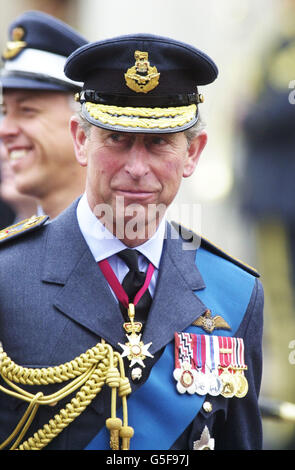 Il Principe del Galles al RAF College Cranwell, vicino a Sleaford, Lincs. Il Principe stava visitando il college per la Queen's Review, dove i cadetti RAF si laureavano in classe ufficiale. * il Principe presentò al Collegio un nuovo colore della Regina, il quinto da quando il nonno re Giorgio presentò il primo nel 1948. 24/04/02 : il Principe del Galles era, partecipando ad un servizio per commemorare il bombardiere RAF il servizio alla Cattedrale di St Paul a Londra stava onorando il 55,000 personale del comando Bomber che morì in missioni. Molti veterani e le loro famiglie sono stati invitati, insieme ai membri più anziani della RAF. Foto Stock
