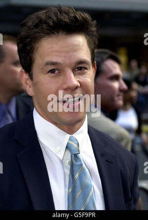 L'attore Mark Wahlberg arriva in prima mondiale al teatro Ziegfeld di New York. Wahlberg è protagonista del film. * 14/08/2001: Uno dei film più attesi dell'anno, Planet of the Apes, sarà privo di maschera quando avrà la sua prima inglese a Londra. La rilavorazione del classico film di Charlton Heston del 1968 si è già dimostrata un vero e proprio smash negli Stati Uniti, dove ha aperto un quindicina di giorni fa.le stelle del film, tra cui Helena Bonham carter e Mark Wahlberg, sono attese alla prima che si svolge a Odeon, Leicester Square. Foto Stock