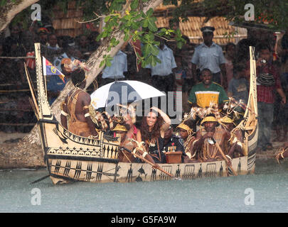 Il Duca e la Duchessa di Cambridge viaggiano in una canoa tradizionale durante una visita all'Isola di Tuvanipupu con il loro tour del Giubileo dei Diamanti dell'Estremo Oriente ad Honiara, Isola di Guadalcanal. Foto Stock