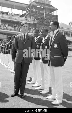 Il Principe Carlo incontra la squadra delle Indie Occidentali prima dell'inizio del gioco il 4° giorno del 2° Test presso Lord's. Foto per le Indie Occidentali (l-r) Mike Findlay, Maurice Foster e Garry Sobers (capitano). Foto Stock