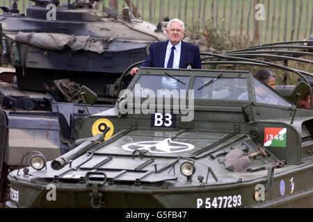 Fred Smith, 76 anni, di Cambridge, viaggia in un veicolo anfibio DUKW durante la giornata della stampa al Duxford War Museum. I veicoli militari saranno esposti al pubblico da domenica 5 agosto 2001. * il signor Smith è stato introdotto per la prima volta nel 1943 quando faceva parte del Core Amphibian, e ha anche guidato un DUKW, su Sword Beach il D-Day, ma questa è la prima volta che è stato in uno da allora. Foto Stock