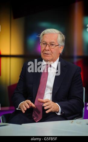 Governatore della Banca d'Inghilterra Sir Mervyn King in vista della sua prima intervista televisiva in diretta, presso gli studi di Channel 4 News, nel centro di Londra. Foto Stock