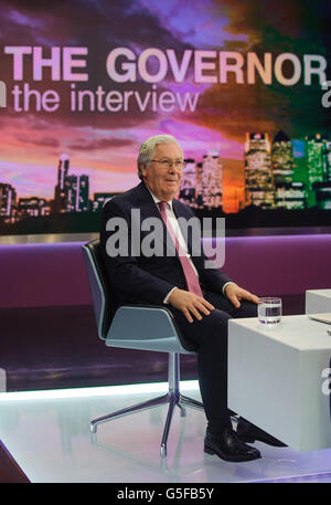 Governatore della Banca d'Inghilterra Sir Mervyn King in vista della sua prima intervista televisiva in diretta, presso gli studi di Channel 4 News, nel centro di Londra. Foto Stock