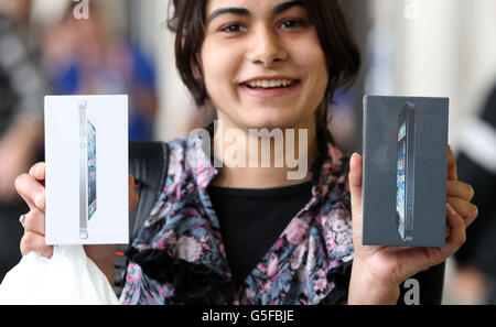 Un cliente tiene due nuovi iPhone 5 fuori dall'Apple Store a Covent Garden, Londra. Foto Stock