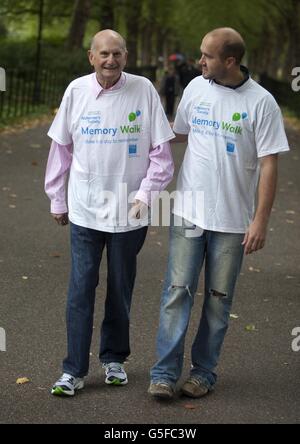 Gerry Anderson (a sinistra), sostenitore della Alzheimer's Society e creatore di Thunderbirds, e suo figlio Jamie, si sono Uniti a centinaia di escursionisti all'evento di raccolta fondi della nave ammiraglia di beneficenza Memory Walk a Battersea Park, Londra. Foto Stock