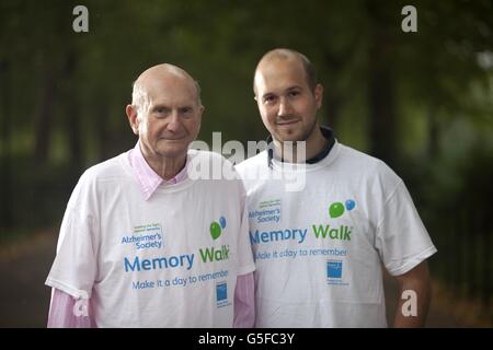 Gerry Anderson (a sinistra), sostenitore della Alzheimer's Society e creatore di Thunderbirds, e suo figlio Jamie, si sono Uniti a centinaia di escursionisti all'evento di raccolta fondi della nave ammiraglia di beneficenza Memory Walk a Battersea Park, Londra. Foto Stock