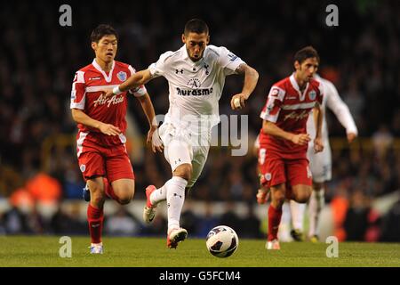 Calcio - Barclays Premier League - Tottenham Hotspur v Queens Park Rangers - White Hart Lane. Tottenham Hotspur's Clint Dempsey (centro) in azione Foto Stock