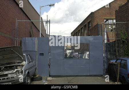 L'ingresso a un negozio di riparazione auto in Lovegrove Street a Bermondsey, a sud-est di Londra - il fronte per una fabbrica illegale di armi - dove un arsenale di armi è stato recuperato in un raid della polizia da Metropolitan Police Serious Crime Group South. * 12 sono state trovate armi da fuoco imitazione, una vera pistola manuale, due silenziatori e munizioni vuote che potrebbero essere alterate in modo da poterla utilizzare, tutto, ha detto Scotland Yard. La fabbrica, con sede in un cul-de-sac, si è specializzata nella conversione di armi di imitazione in quelle funzionanti che erano probabilmente destinate al violento mondo criminale di Londra del sud. Foto Stock