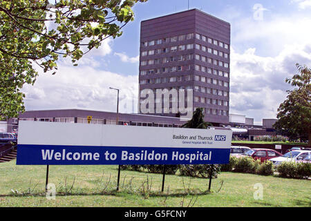 Vista generale di Basildon Hospital in Essex, dove il 2 agosto si è verificato un blocco del tubo di ossigeno con un paziente senza nome che era sotto anestesia, ma non ha sofferto effetti negativi, ha detto la polizia. *la polizia ha avviato un'indagine sugli incidenti in questo e vicino ospedale di Broomfield, dove i tubi che trasportano ossigeno sono stati bloccati mentre due pazienti erano sotto anestesia. La polizia di Essex ha detto che un ragazzo di nove anni è morto a Broomfield il 18 luglio. Il caso è stato poi riferito al coroner. Foto Stock