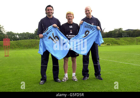 Le nuove iscrizioni di Coventry City, Keith o'Neill, da Middlesbrough e Lee Hughes, da West Bromwich Albion, posano con il manager Gordon Strachan al campo di allenamento Skylodge sulla Leamington Road, Ryton su Dunsmore, Coventry. PA photo: Haydn West *EDI* Foto Stock