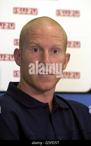 La nuova firma di Coventry City Lee Hughes, da West Bromwich Albion al campo di allenamento Skylodge sulla Leamington Road, Ryton su Dunsmore, Coventry. *24/11/03: West Bromwich Albion attaccante Lee Hughes che è stato arrestato per sospetto di causare morte per guida pericolosa in relazione ad un incidente stradale vicino Coventry che ha rivendicato la vita di un uomo nei suoi anni '60. Foto Stock