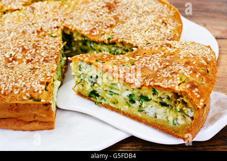 Torta con le cipolle verdi e uova Foto Stock
