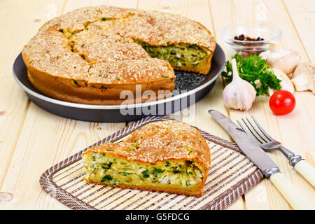 Torta con le cipolle verdi e uova Foto Stock