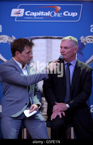 Il presentatore e l'ospite ben Shepherd intervista il presidente della Football League Greg Clarke Foto Stock