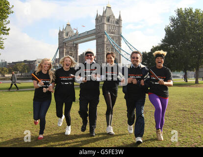 (Da sinistra a destra) Liz McClarnon, Diana Moran, Christopher Biggins, Cush Jumbo, Robert Powell e Gemma Cairney prendono parte a un relè intergenerazionale al Potters Fields Park di Londra, per sensibilizzare l'Age UK e la Virgin London Marathon 2013 Charity of the Year Partnership di YouthNet. Foto Stock