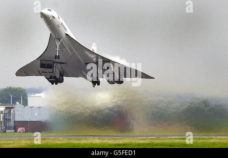 British Airways Concorde decollo. Il personale di British Airways ha la possibilità di viaggiare sui voli di prova Concorde prima del ritorno previsto per il prossimo mese per il servizio passeggeri dell'aeromobile supersonico Foto Stock