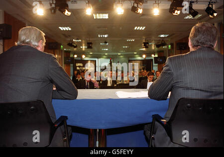 Hugh Freedberg, Chief Executive di LIFFE, (destra) e Brian Williamson, Presidente, hanno parlato a una conferenza stampa, a Londra, dove hanno annunciato un aumento dei profitti nei 6 mesi fino al 30 giugno di quest'anno. Foto Stock