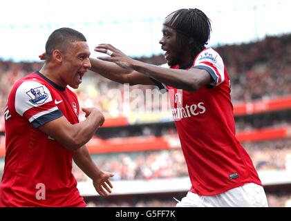 Yao Gervinho dell'Arsenal festeggia il loro primo goal oif il Gioco con il compagno di squadra Alex Oxlade-Chamberlain (a sinistra) Foto Stock