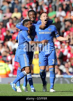 Calcio - Barclays Premier League - Arsenal / Chelsea - Emirates Stadium. Ashley Cole, Mikel e John Terry di Chelsea (da sinistra a destra) celebrano la vittoria dopo il fischio finale Foto Stock