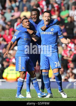 Ashley Cole di Chelsea, Mikel e John Terry (da sinistra a destra) celebrano la vittoria dopo il fischio finale Foto Stock